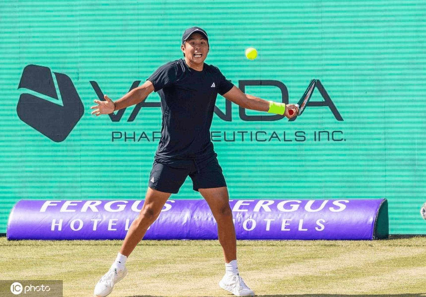 网球选手爆冷获胜，专家预测失准