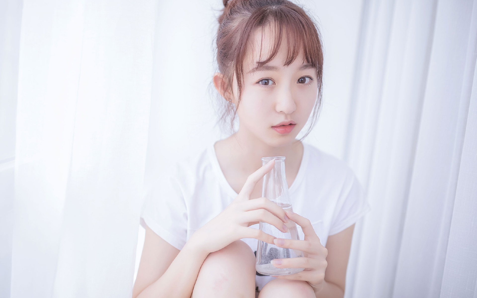 下面是我的构思,先破题写标题,再展开全文